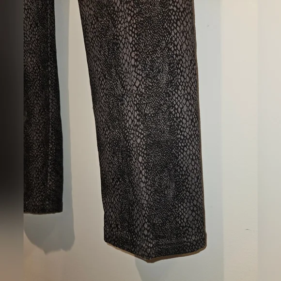 Jones New York Jeans - Black and Gray Snakeskin Look Jeans - size 6 - Picture 3 of 9